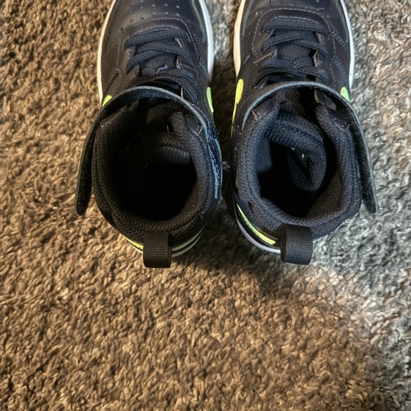 Little kids (preschooler/kindergarten) Nike sneakers. Size 11C. - Picture 3 of 4